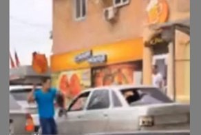 В Ростове нервный автолюбитель разнес чужую машину нунчаками