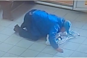 Потеря потерь! Мужчина разбил бутылку водки и начал пить с пола