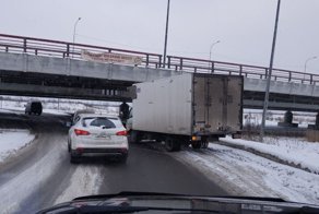 Видео: очередная газель стала жертвой «моста глупости»