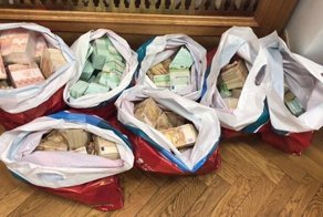 Деньги в сейфах, пакетах и коробках — фото обыска чиновника Ростехнадзора