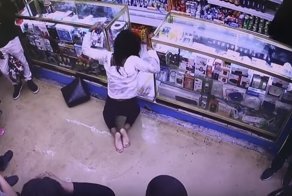 Видео: облитая кислотой девушка умоляет о помощи