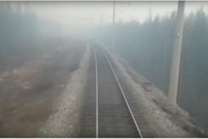 Машинист снял на видео, как поезд мчится через горящий лес