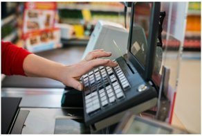 Кассир "Пятерочки" раздавала продукты пенсионерам и поплатилась