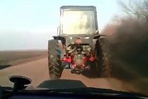 Сельский форсаж: гоночный трактор уходит в точку