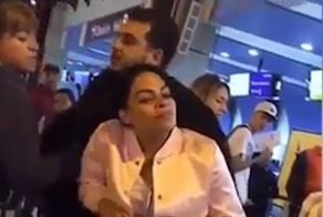 Семейные разборки в аэропорту: обманутая жена поймала мужа с любовницей во время регистрации на рейс