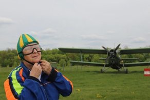 Не могла подвести и прыгнула… с парашютом в 80 лет