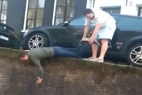Пьяный турист потерпел фиаско, пытаясь достать упавшую в водный канал банку пива