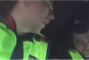 Прохожий снял на видео спящих в служебной машине инспекторов ДПС