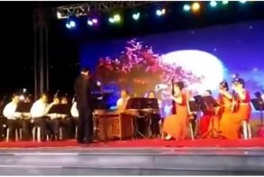 На концерте в Китае тяжелая конструкция с оборудованием рухнула на музыкантов