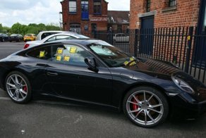 Британцу на Porsche лень показывать разрешение на парковку и он предпочитает получать штрафы