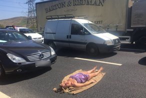 Во время серьезной пробки на шоссе британка решила позагорать на асфальте