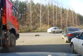 Целенаправленное попадание в слепую зону грузовика