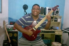 Молодому бразильскому гитаристу изрубили все лицо