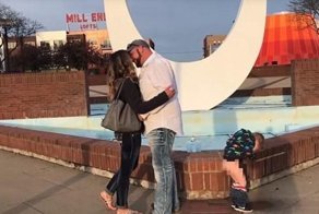3-летний мальчик справил нужду, пока маме делали предложение руки и сердца