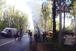Авария дня. Один поворачивает другой обгоняет