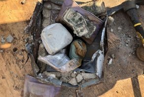 Пара из Статен-Айленда откопала в своем саду сейф с бриллиантами, золотом и деньгами