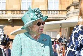 Елизавета II пригласила всех в сад