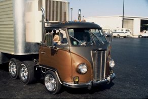 Необычный трехосный  Volkswagen T1 в духе американских тягачей
