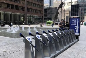 В Чикаго соорудили необычную конструкцию в виде пункта проката оружия