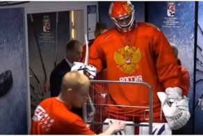 Как вратаря сборной России по хоккею на матч на тележке вывозили
