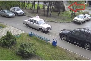 Мощный поток воды сбил с ног пенсионерку в Барнауле