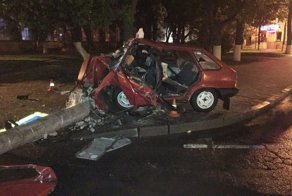 Авария дня. В центре Пскова "девятка" врезалась в столб, водитель погиб