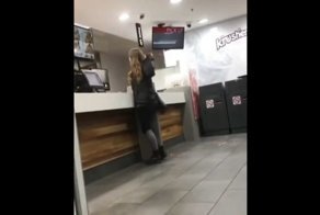 Пьяная девушка громит ресторан KFC в Австралии