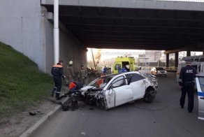 В Уфе водитель Тойоты пытался уйти от погони и на скорости влетел в столб