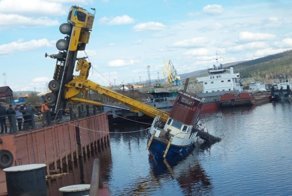 Автокран упал в реку, спуская на воду судно