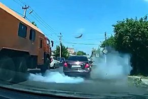 Взорвавшееся колесо грузовика, оторвало бампер Ниссану