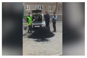 Дорожники решили перекидать асфальт в багажник легковушки, но что-то пошло не так