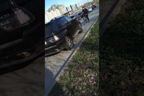В Екатеринбурге парни на BMW, объезжая пробку по тротуару, избили битой велосипедиста