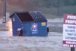 Красота по-американски: видео с плывущей мусоркой стало мемом