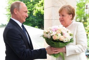 "Хотел напомнить, что она женщина." Букет Путина сочли оскорблением