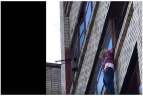 Ребенок провисел на балконе 25 минут, пока его не спасли: видео