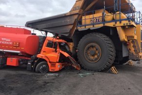Женщина на БелАЗе нечаянно раздавила КамАЗ