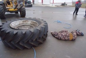 Колесо погрузчика убило мужчину
