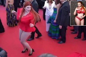 Модель плюс сайз осталась на каннской красной дорожке в одних трусах