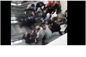 Жители Астаны спасли ребенка, застрявшего в эскалаторе: видео