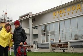 Жители Краснодара массово вышли искать бутылку с 100 долларами
