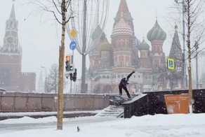 На скейтборде по зимней в Москве