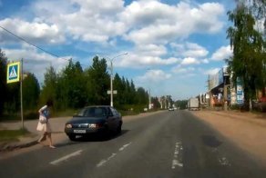 Слепой водитель проехал девушке по ногам