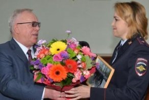 Золушка. Глава Алтая наградил сотрудницу МВД, маршировавшую на параде без туфельки