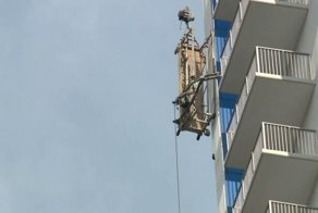 В Атланте мойщик окон едва не погиб из-за взорвавшегося троса