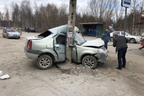 Авария дня. В Республике Коми Рено Логан на большой скорости влетел в столб