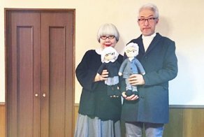 Многодетная мать делает вязаные куклы-портреты