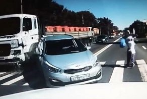 Фура с кирпичами устроила ДТП на пешеходном переходе