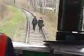 Машинист напугал гудком девушек