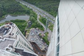 Тяжелое стекло рухнуло с высоты 47-этажа