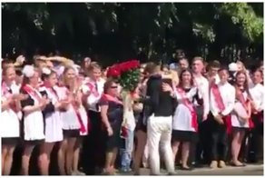 Ставропольская выпускница получила предложение руки и сердца на "последнем звонке"